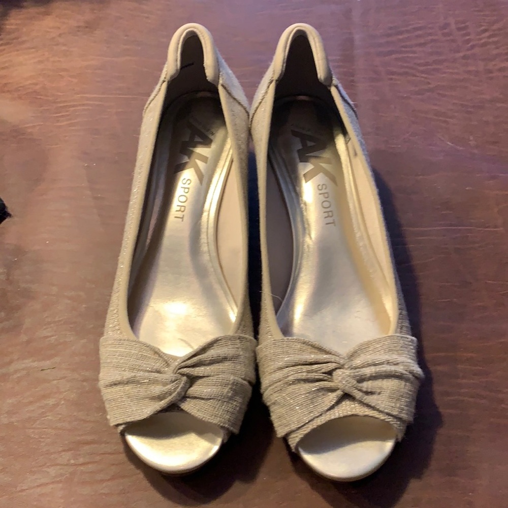 AK Sport size 10 pump. Cream/Gold